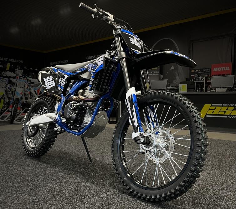 Új és jól bevált cross motorok és quadok széles választéka üzleteinkben!