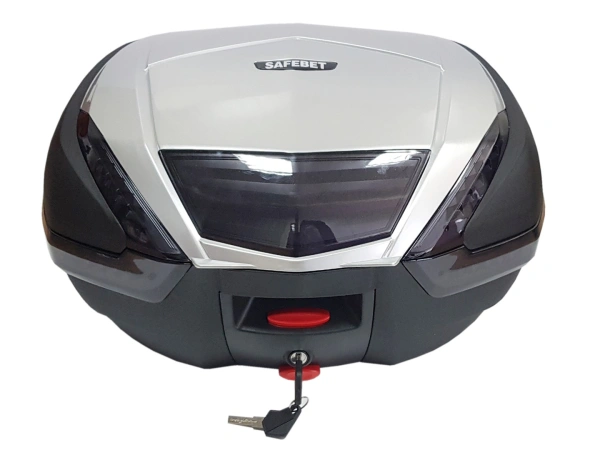 jaszmotor_webshop_univerzalis,_motorra_szerelheto_hatso_doboz_feklampaval_(fekete_-_ezust) galéria
