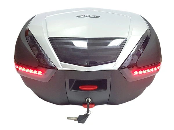 jaszmotor_webshop_univerzalis,_motorra_szerelheto_hatso_doboz_feklampaval_(fekete_-_ezust) galéria