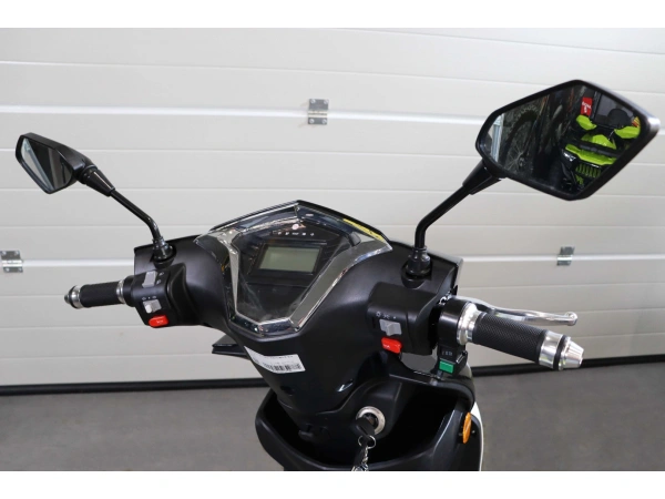 jaszmotor_webshop_barton_energy_2.0_elektromos_robogo_(Új)_-_feher-sarga galéria