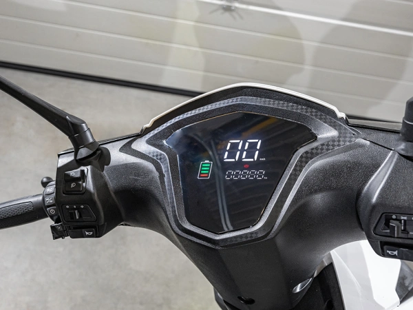 jaszmotor_webshop_z-tech_zt-52b_elektromos_robogo_(1870w,_60v,_23ah,_grafen) galéria