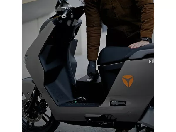 jaszmotor_webshop_yadea_fierider_elektromos_robogo_11kw,_72v,_2x27ah,_litium_(Új)_-_fekete galéria