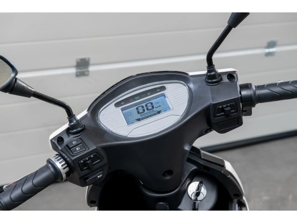 jaszmotor_webshop_z-tech_zt-27-b_warrior_elektromos_robogo_(900w,_48v,_20ah,_Ólomsavas) galéria