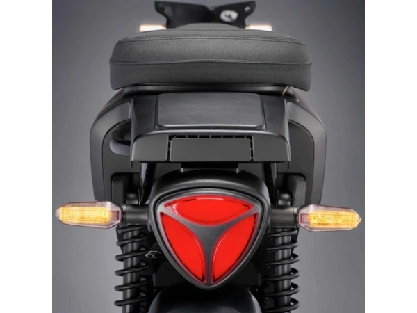 jaszmotor_webshop_yadea_gfx_elektromos_robogo_1200w,_48v,_24ah,_litium_(Új)_-_fekete galéria